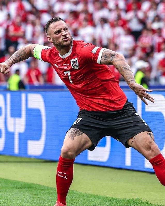 北看台的极, 地利历史射